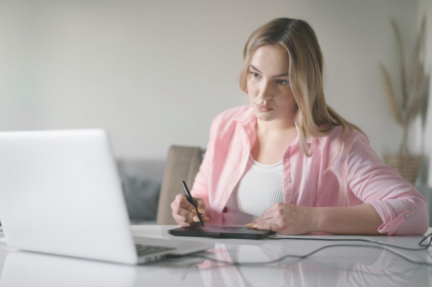 Sesión de planificación financiera empresarial con documentos y gráficos