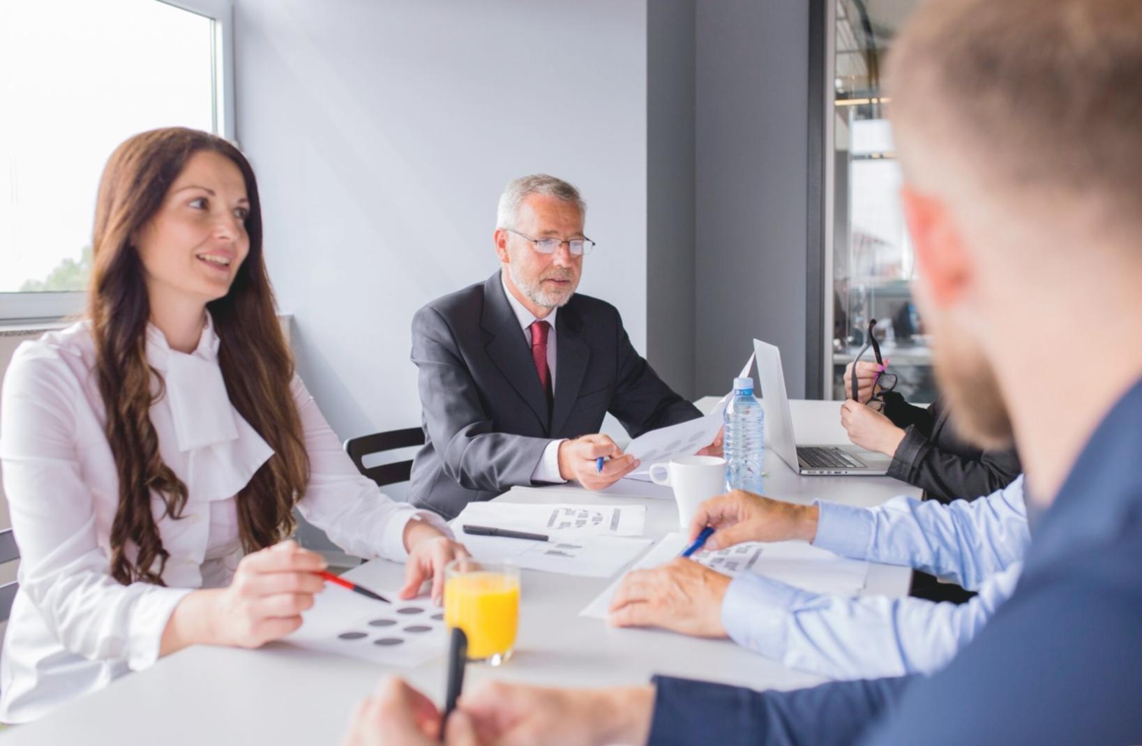Equipo de trabajo colaborando en soluciones financieras